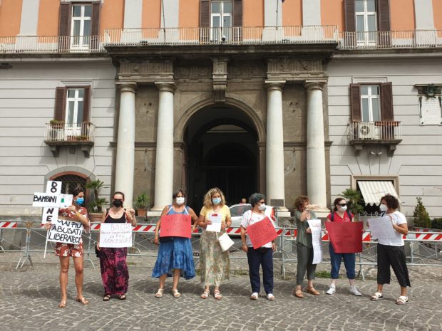 Napoli, le ‘Madri in rivolta’ davanti alla Prefettura contro i prelevamenti forzati dei bambini