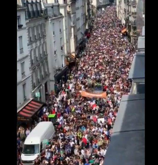 Francia, un sabato di lotta: 150 mila in corteo contro il “lasciapassare” di Macron