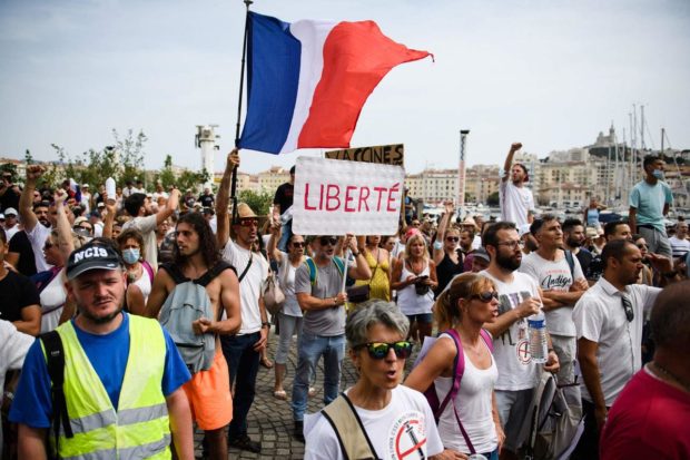 Covid-19, Francia: 400 mila persone hanno sfilato in 168 cortei contro il Green Pass