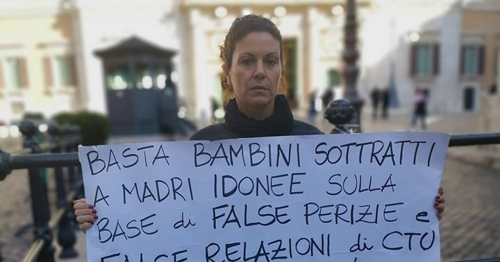 Madri in rivolta contro i prelevamenti forzati di minori