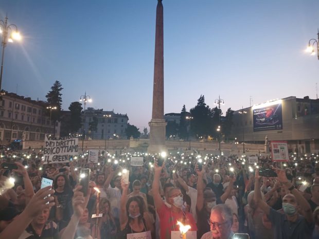 Roma, 3 mila in Piazza del Popolo contro il Green Pass per la libertà di scegliere
