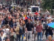 20 mila francesi in piazza e sulle barricate contro Macron e il  Green Pass