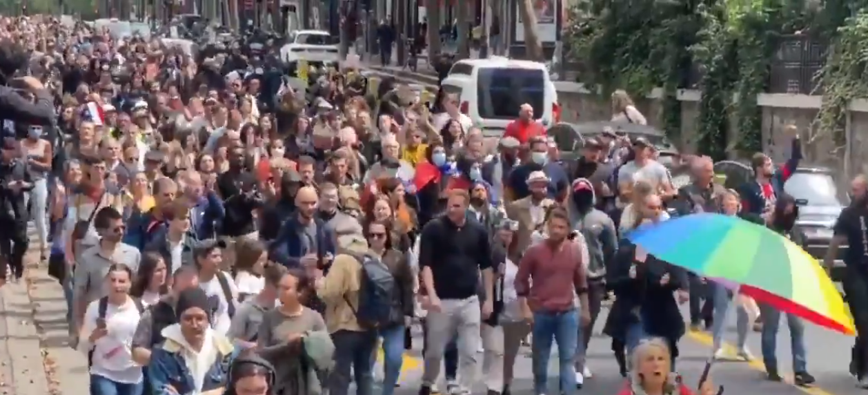 20 mila francesi in piazza e sulle barricate contro Macron e il  Green Pass