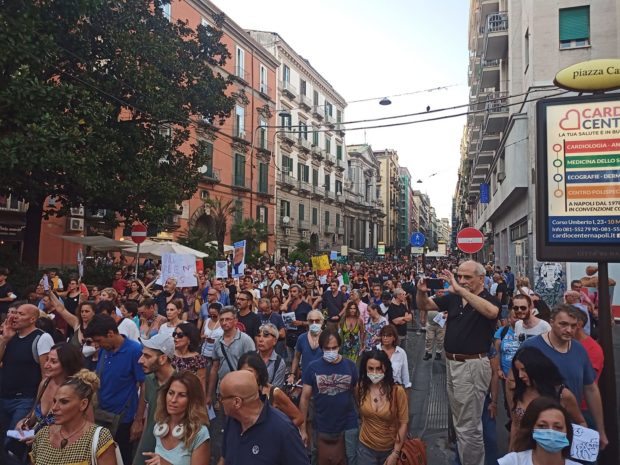 Napoli, 3 mila in piazza contro il Green Pass per la difesa dei diritti individuali e collettivi