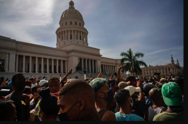 Cuba, scontri e proteste contro la carenza di cibo, l’aumento dei prezzi e la crisi economica