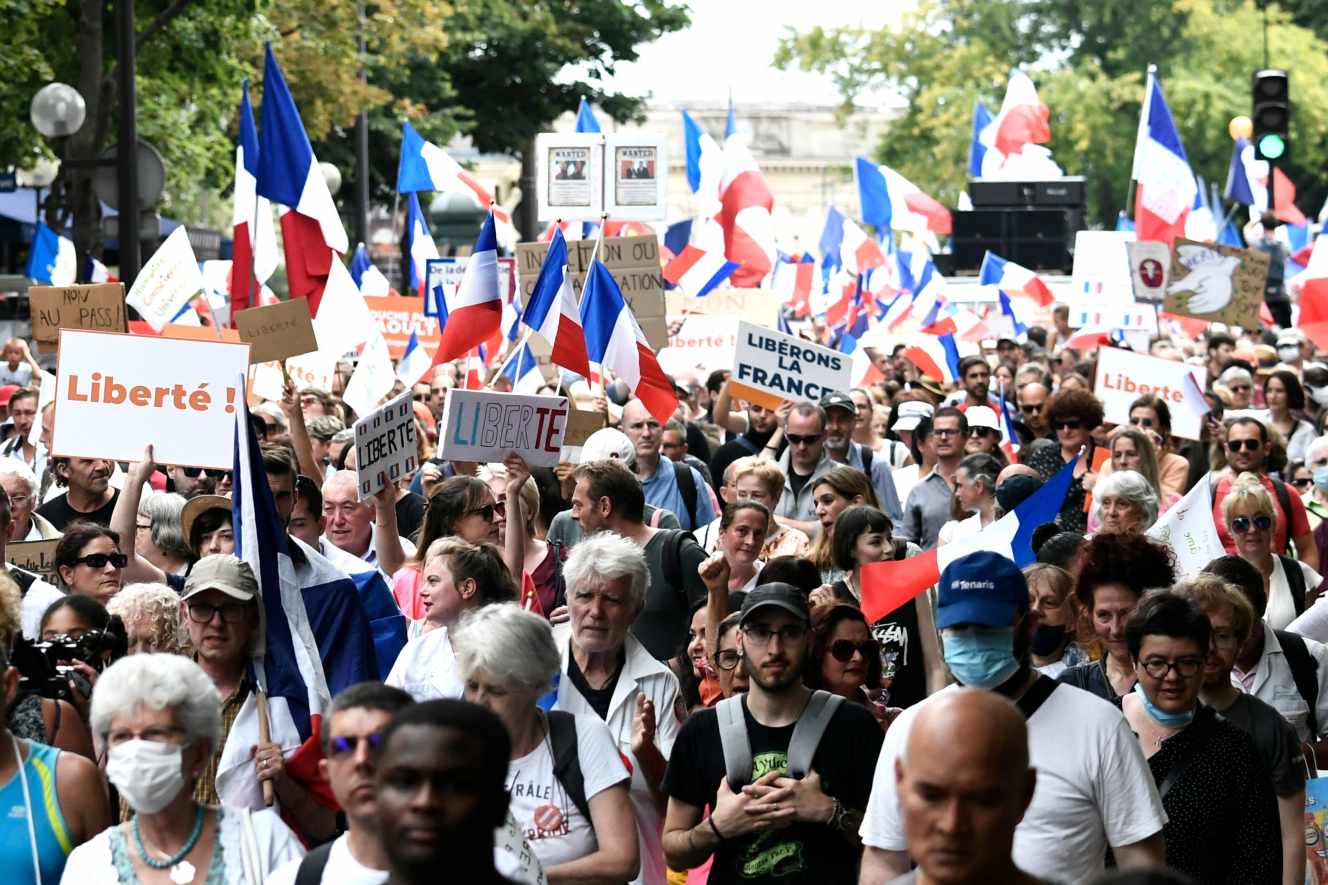 Green Pass, ancora un Sabato di proteste in Italia e Francia. A Torino bloccata la stazione (le Foto)