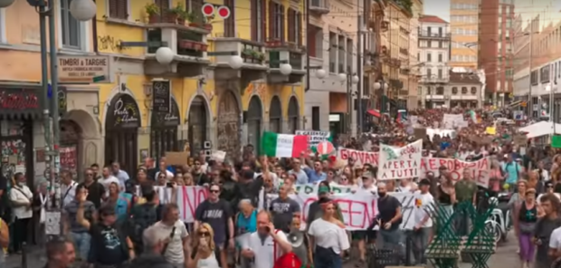 La lotta contro il Green Pass non arretra: 500 mila in corteo in Italia e Francia(Video)