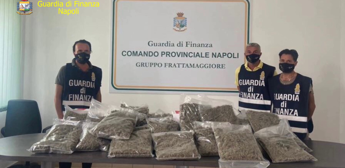 Napoli,la Guardia di Finanza scopre 22 kg marijuana in un centro spedizioni