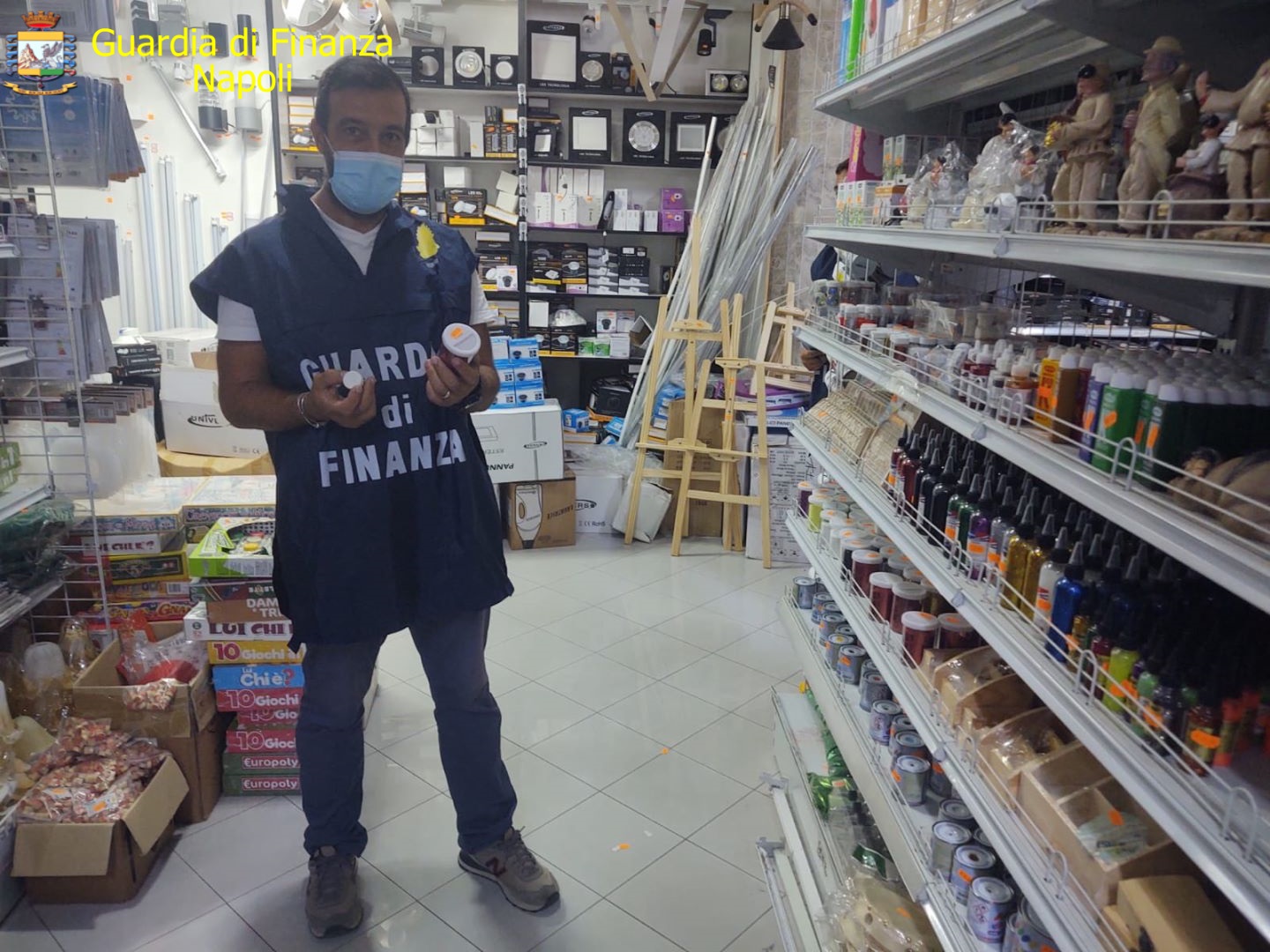Napoli, Guardia di Finanza sequestra oltre un milione di articoli falsi e non sicuri: 4 denunce