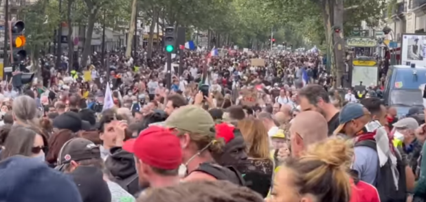 Francia, 180 cortei e 400 mila persone in piazza contro il Green Pass