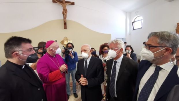 Salerno, lettera ai vertici del Vaticano: “La Chiesa deve essere indipendente. Evitare di propagandare De Luca”