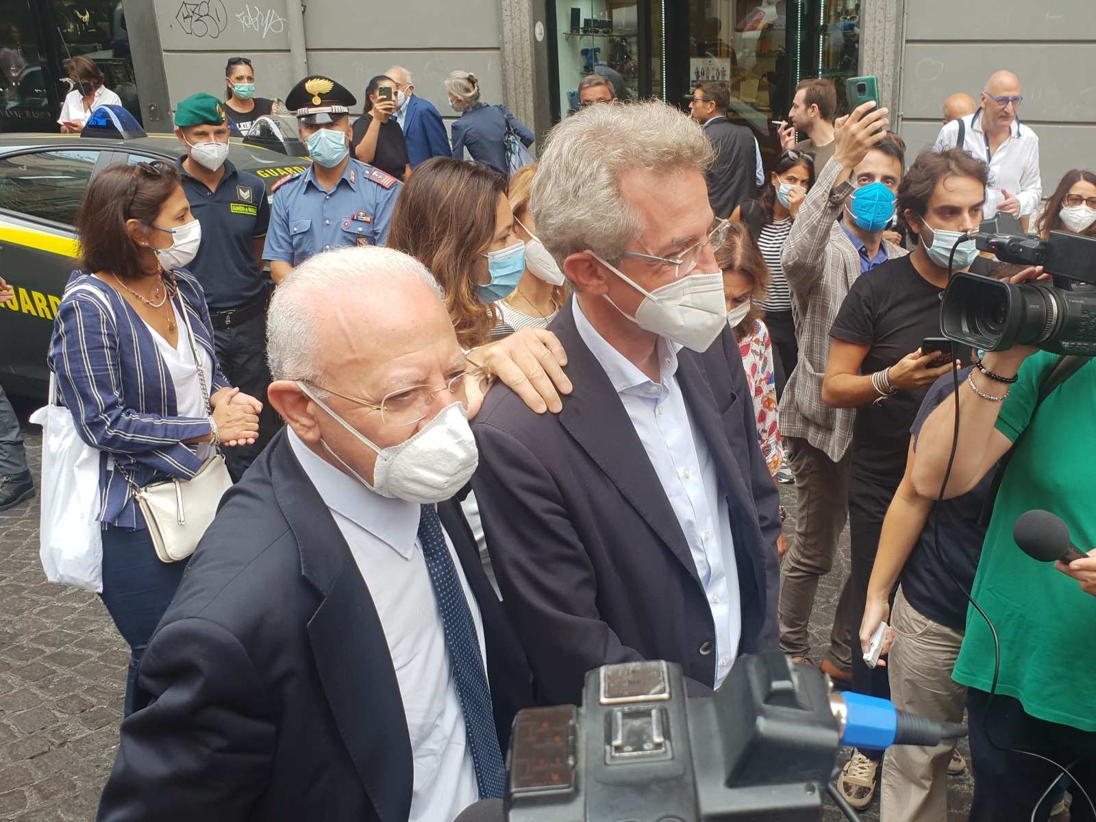 De Luca come un notabile passeggia per Napoli e presenta il suo candidato sindaco