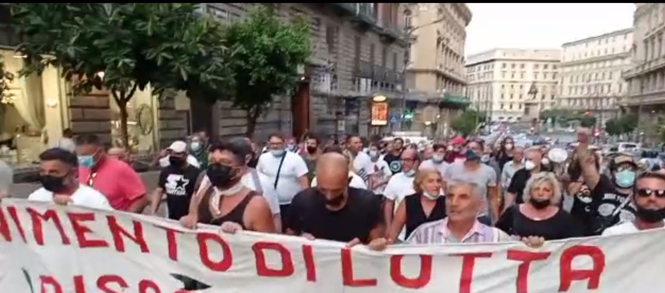 Napoli, disoccupati in piazza: “Aumenta il pane, il gas e la benzina, il governo Draghi ci rapina”