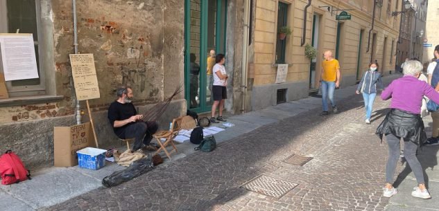 Prof di Cuneo senza Green pass fa lezione all’aperto: “mi ricorda la tessera fascista, mio padre era partigiano mi ha insegnato a resistere”