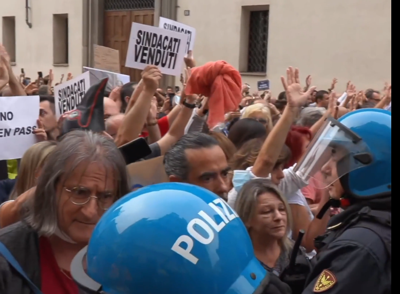 No Green Pass, 400 mila persone hanno sfilato in corteo in 60 città italiane