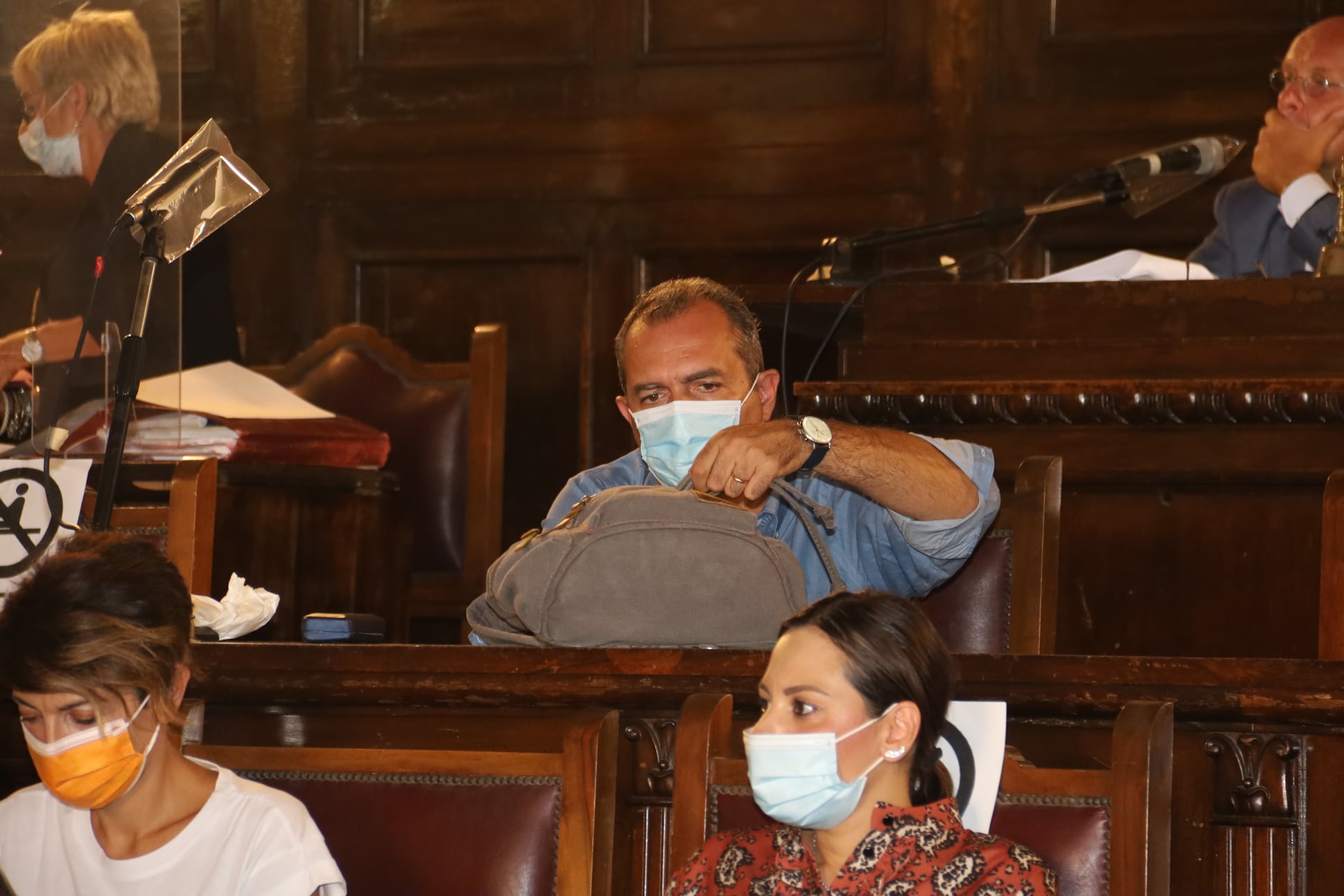 Napoli, il partito unico approva il bilancio comunale tra finti abbracci e sorrisi ipocriti