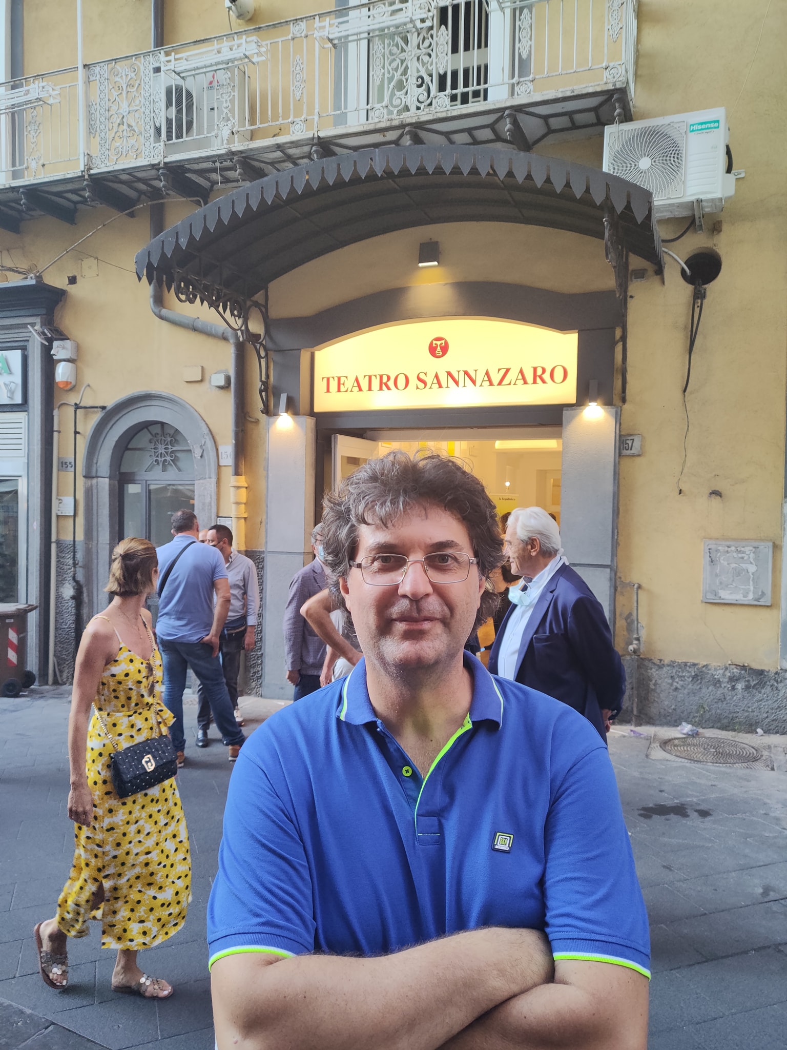 Napoli, Repubblica e Il Mattino ignorano il candidato sindaco Brambilla. Protesta davanti al Sannazzaro