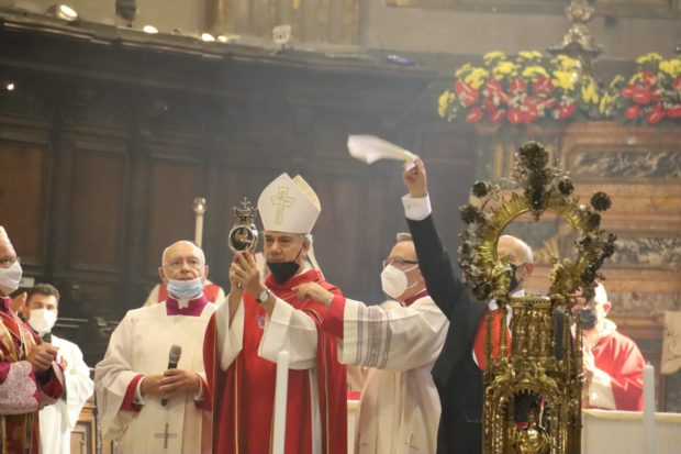 Napoli, il miracolo di San Gennaro. Monsignor Battaglia: “Basta clientelismo, tutelate i più fragili”