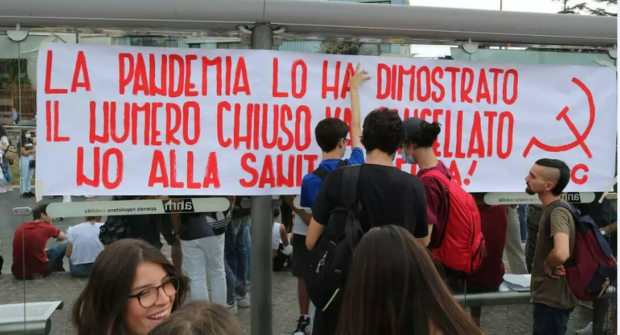 Napoli, striscione contro il numero chiuso per l’accesso a Medicina