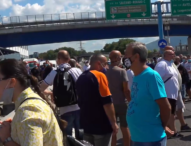 Napoli, i lavoratori Whirlpool  bloccano l’autostrada
