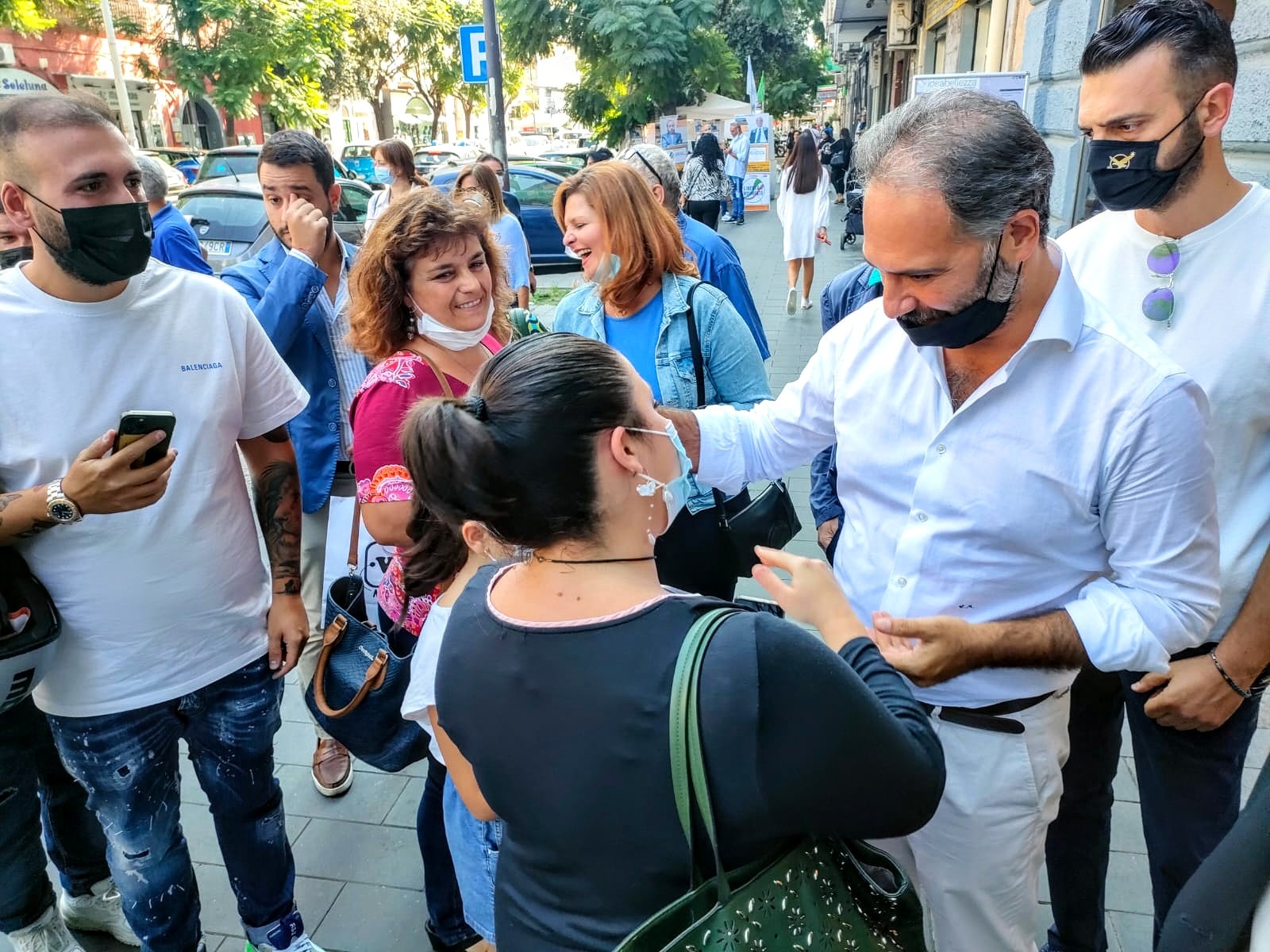 Napoli, fallisce comizio di Conte e Manfredi. Piazza piena per Bassolino