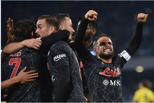 Il Napoli batte il Bologna 3-0 e aggancia il Milan in vetta