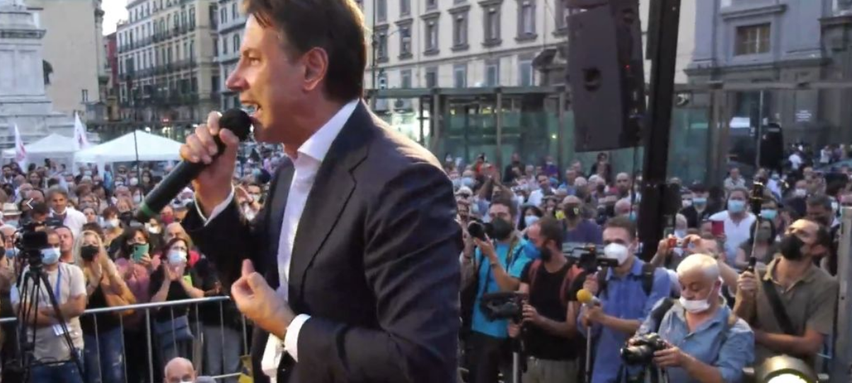 Napoli, fallisce comizio di Conte e Manfredi. Piazza piena per Bassolino