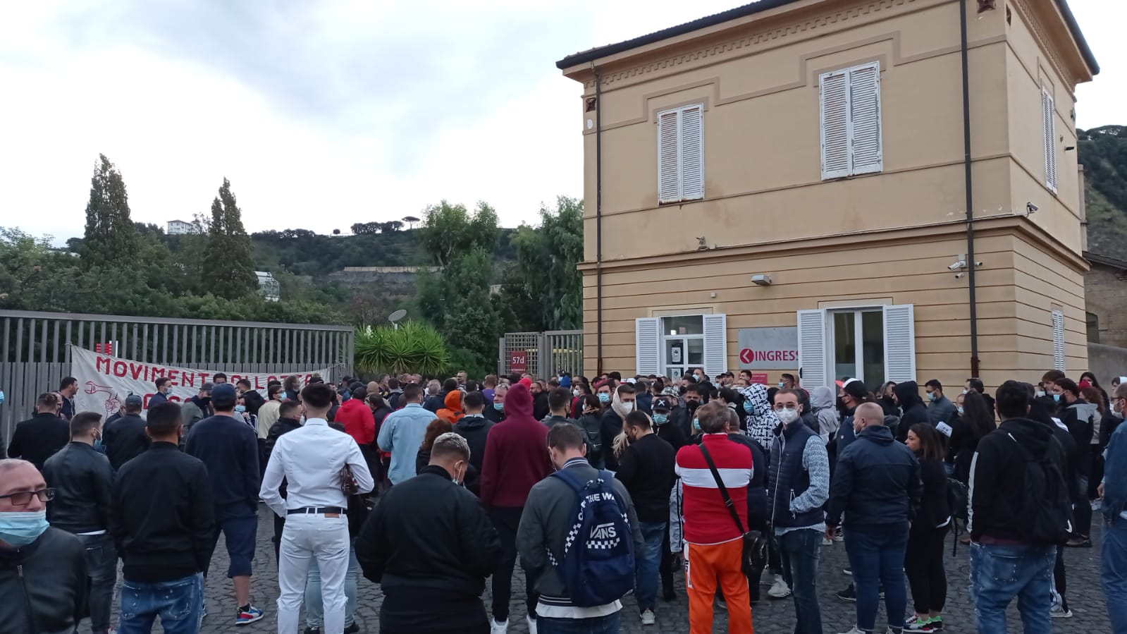 Napoli, 60 assunzioni pre-elettorali all’Asia tramite agenzie interinali: insorgono i disoccupati. Bloccata Città della Scienza