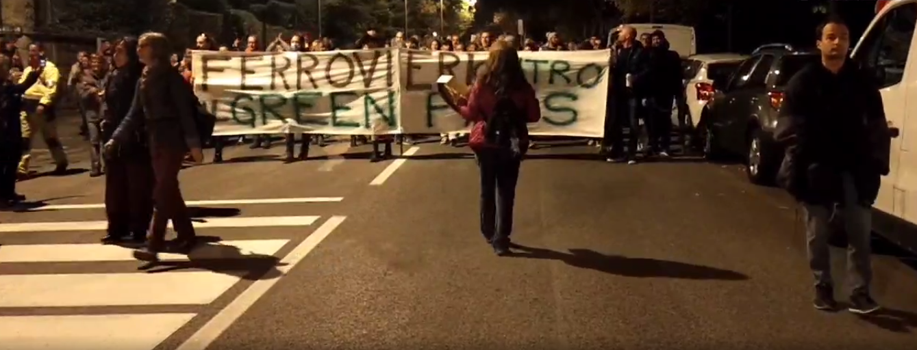 Trieste: 20 mila in piazza, corteo aperto dai “Ferrovieri contro il Green Pass”.