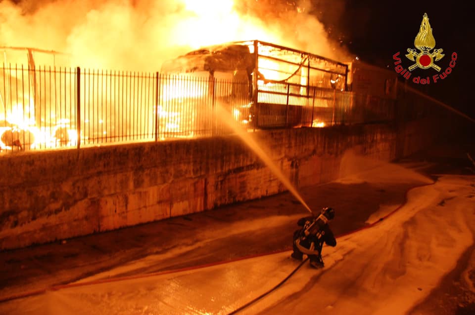 Avellino, a fuoco deposito di camion