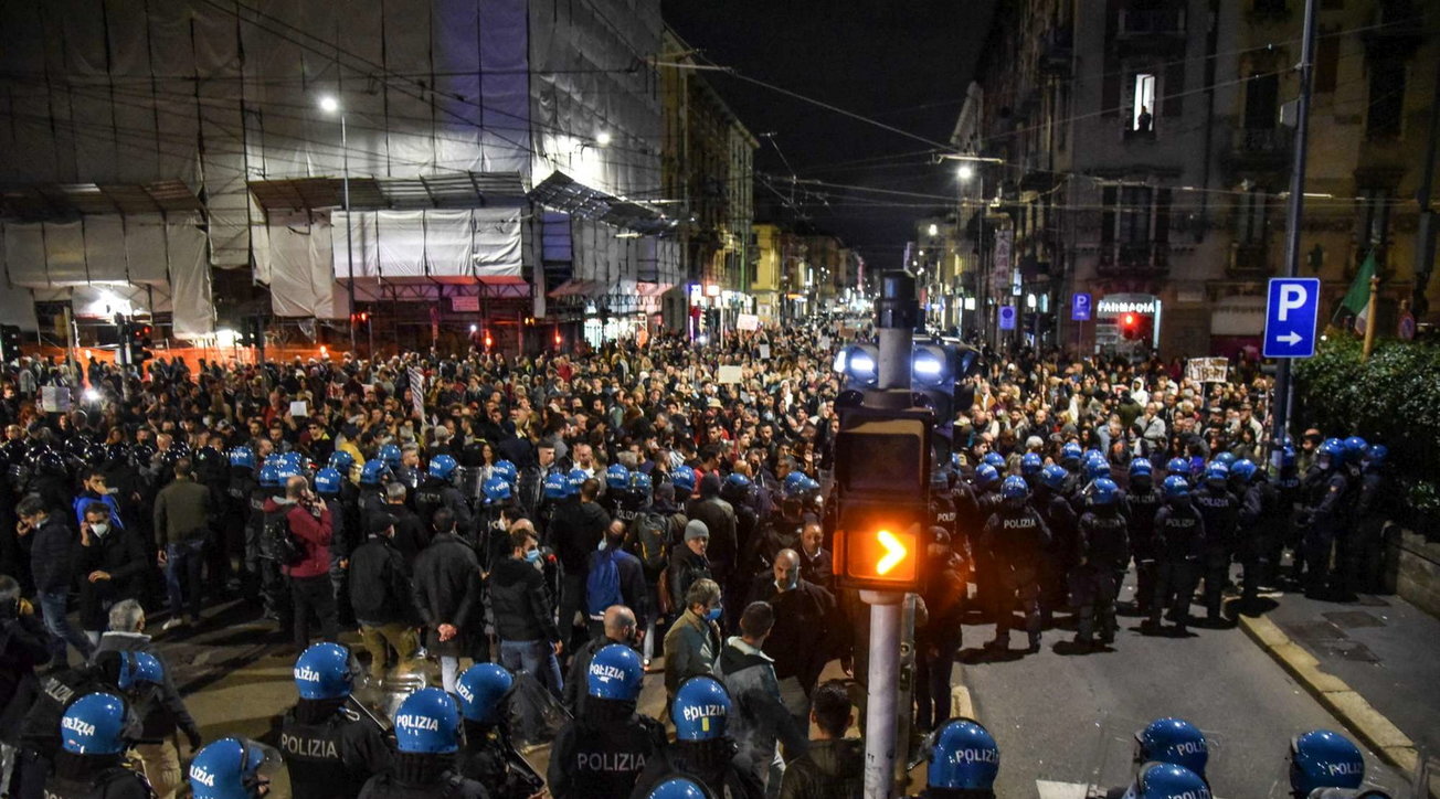 Urne vuote, insurrezione in  piazza contro il Green Pass: 50 mila a Roma assediano i palazzi del potere