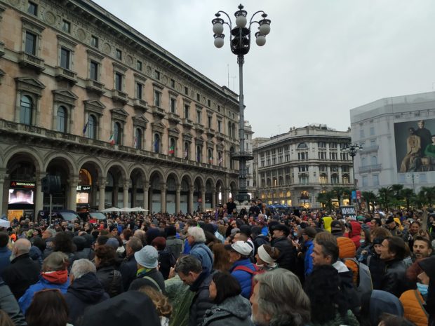 No Green Pass, quindicesimo sabato di lotta: Da Milano a Napoli ancora migliaia in piazza