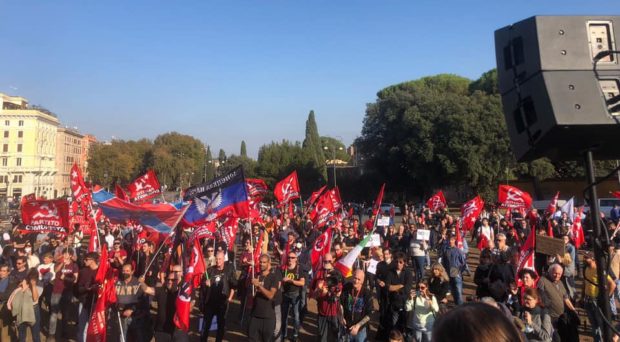 Roma, 2 mila comunisti in piazza contro le misure economiche del governo Draghi