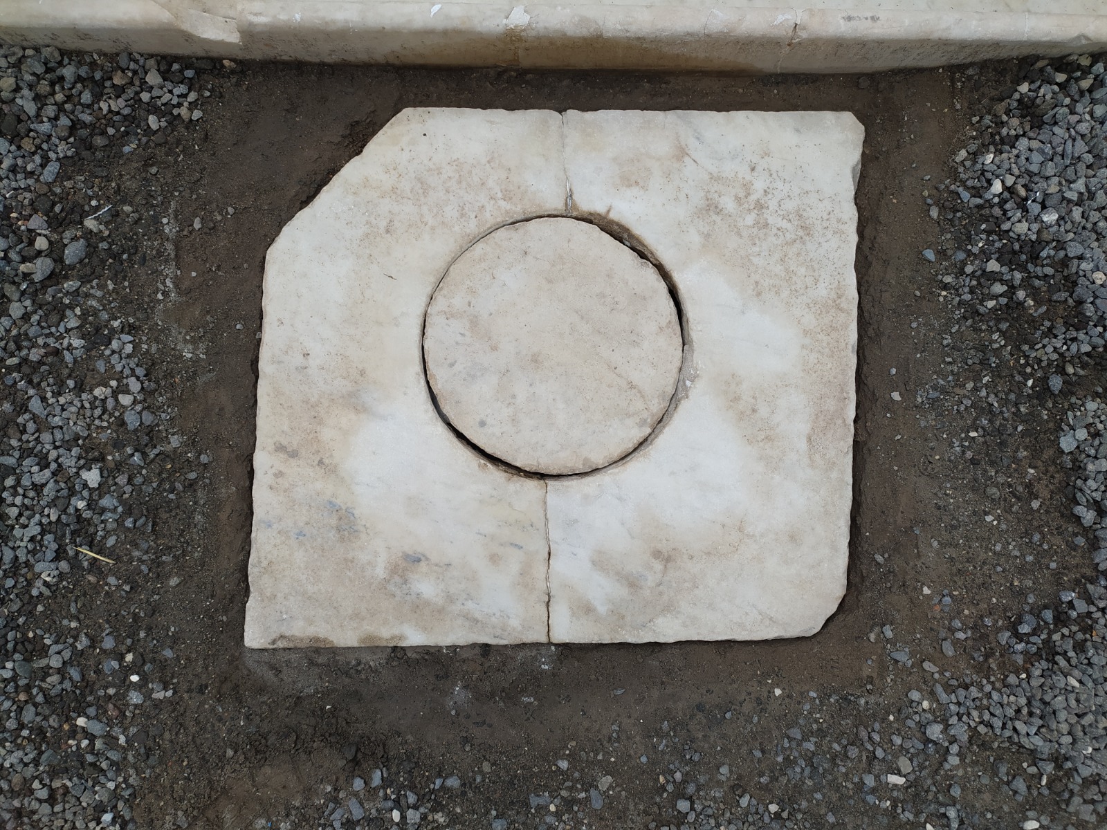 Pompei, rubato chiusino in marmo del parco archeologico