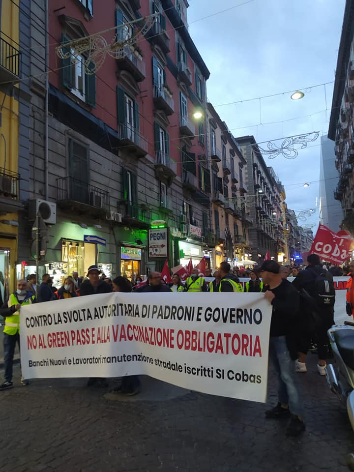 Napoli, mille in piazza contro lasciapassare:  “Operai, studenti e disoccupati vinceremo organizzati”