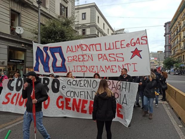 A Napoli in corteo i sindacati indipendenti: “No Green Pass, contro aumento luce e gas”