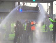 Trieste, la polizia attacca con gli idranti il presidio dei portuali