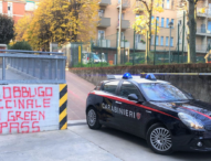 Bologna, danneggiate quattro auto dell’Ausl e rinvenuta scritta sulle mura: “No Green Pass”