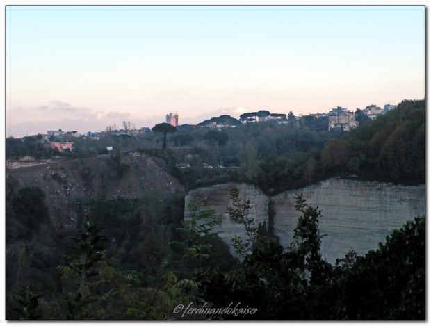 Napoli, il governo si dimentica di finanziare la bonifica delle cave inquinate di Chiaiano