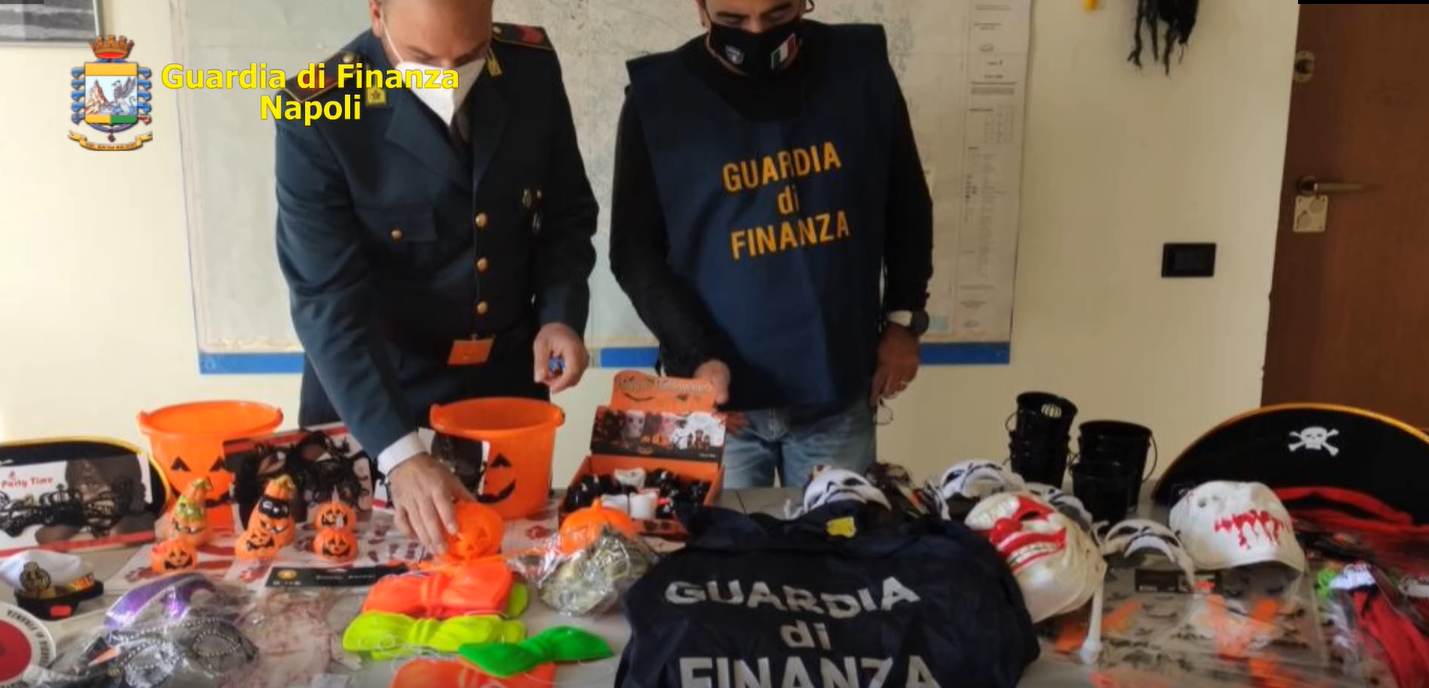Napoli, blitz delle fiamme gialle: sequestrati 1,5 milioni di prodotti non sicuri per Halloween