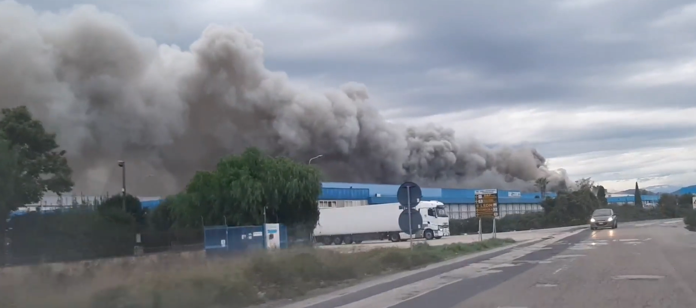 Un altro incendio nel casertano, a fuoco capannone di Gricignano D’Aversa