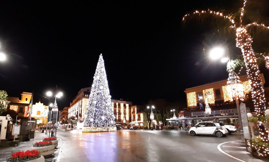 Sorrento, venerdì 26 l’accensione delle luminarie di Natale