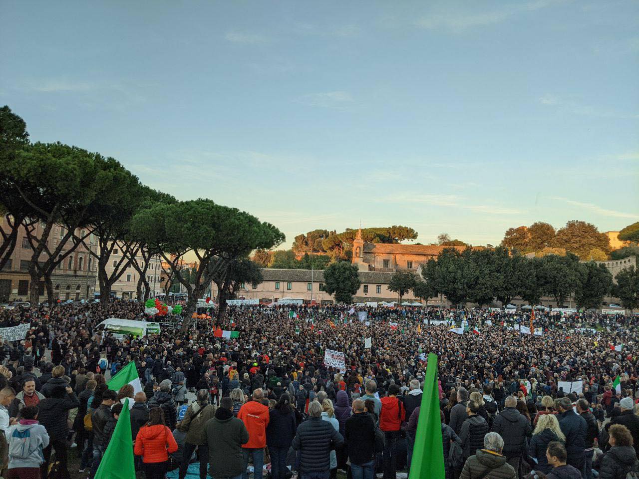 No Green Pass, diciottesimo Sabato di lotta: 40 mila in piazza a Roma