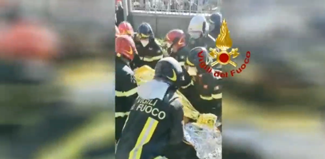 Edificio crollato a San Felice a Cancello: donna estratta viva dalle macerie
