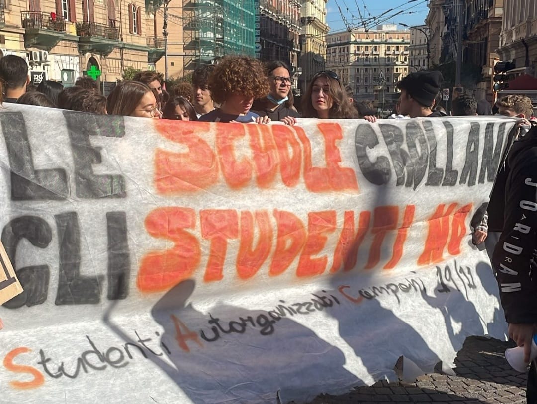 Napoli, 3 mila studenti in corteo: “La scuola è necessaria, siamo il futuro che si ribella”