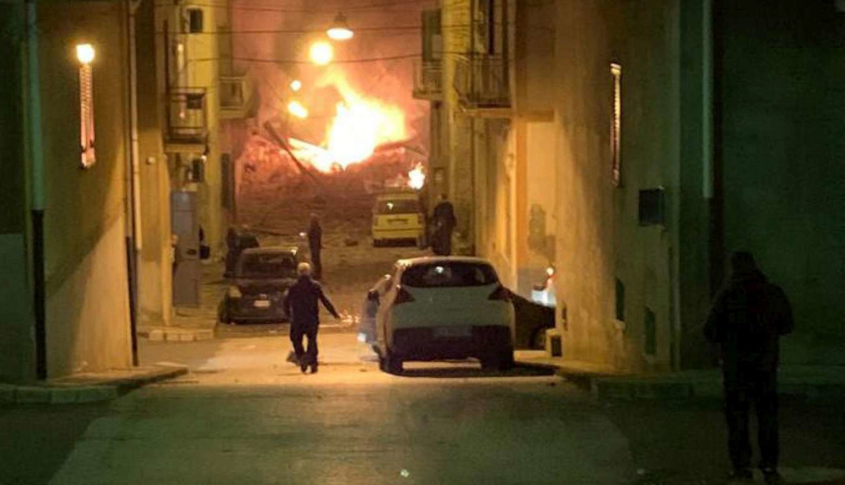 Agrigento, esplode bombola e crolla palazzina. Ci sarebbero persone sotto le macerie