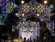 Napoli, rimosse  luminarie al Vomero: il Comune dopo cinque anni si ricorda di potare gli alberi