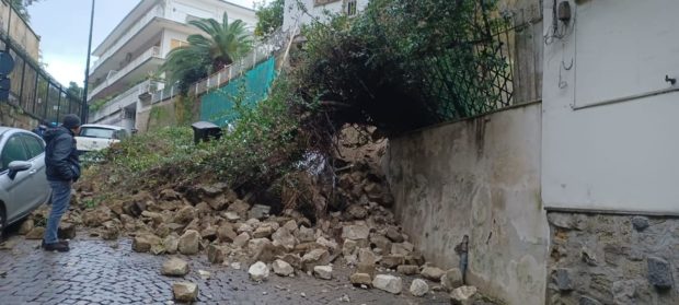 Napoli, crolla un balcone a Posillipo