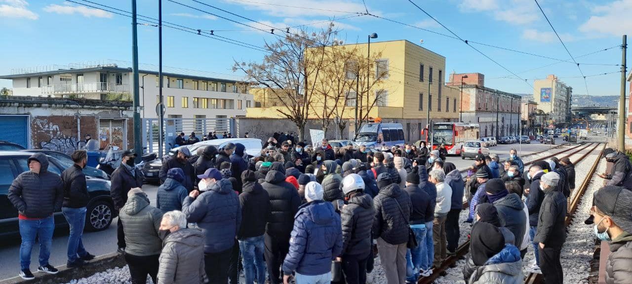 Napoli, la rivolta dei disoccupati contro le assunzioni interinali nelle aziende comunali