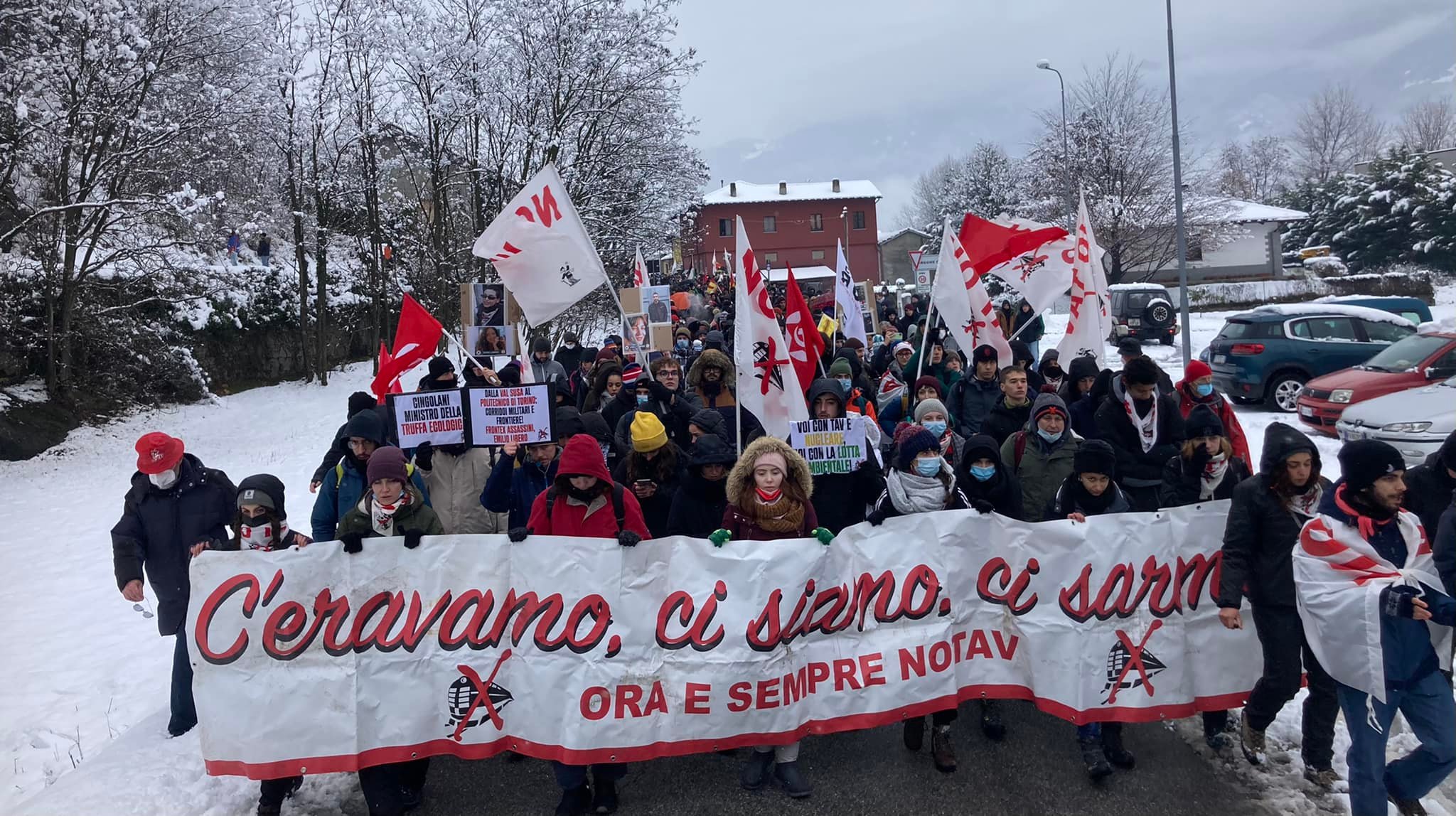 No Tav, 8 dicembre di lotta. 5 mila in marcia in Val di Susa: “C’eravamo, ci siamo e ci saremo”